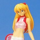 Figurine de Asuka Soryu Langley sur un court de tennis