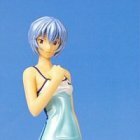 Figurine de Rei Ayanami sur un court de tennis